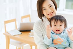 さかさバイバイは健常児でもする?逆さバイバイをする理由や自閉症との関係を解説