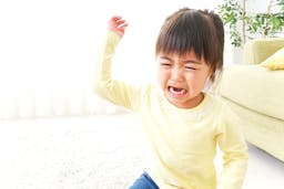 幼児期の子どものほめ方・育て方：叩くのをやめさせたい！子どもがお友達を叩いてしまう理由とその対処法