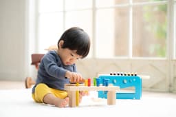 【0~3歳まで年齢別】子どもの室内遊びの方法とメリットをご紹介