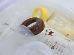 https://images.microcms-assets.io/assets/6c64954891644003a572887d8ebf23fb/3306b4dbb5bf438fa8cd6c7291e704eb/baby-bottle-being-sterilized.jpg