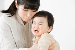 赤ちゃんはなぜ泣くの?理由と対処法を紹介