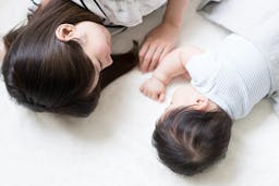 新生児が寝ない…赤ちゃんが寝ない原因と寝かしつけのコツを紹介！