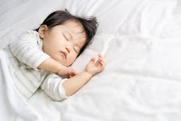 寝ない子どもへの対処法は？ 体内時計を整える「光」の使い方について