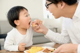 3歳の食事、何が正解?必要な栄養素やメニュー、伝えたい食事マナーまで解説