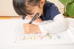 ひらがなはいつから読んだり書いたりできるようになる?~読み書きの目安やNG行動を紹介~