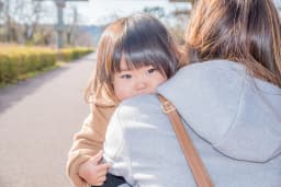 子どもの「赤ちゃん返り」~どんな時に起こる?対処法は?詳しく解説します~