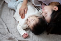 赤ちゃんが寝る時の服装のおすすめは?~季節別や月齢別のおすすめや注意点を紹介~