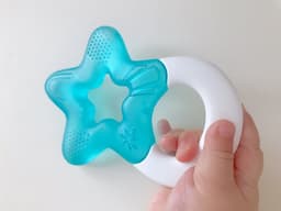 歯固めはいつからいつまで使う?歯並びへの影響やおしゃぶりとの違い・選び方も解説