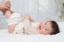 赤ちゃんのおむつの上手な替え方とは?コツやタイミングをご紹介!!