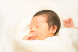 新生児の睡眠時間の目安とは?短い・長い場合の対策と快適な睡眠のポイント