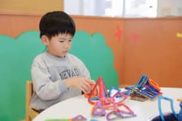 4歳児の発達とは?発達障害のチェックリストや症状、注意すべきサインを解説