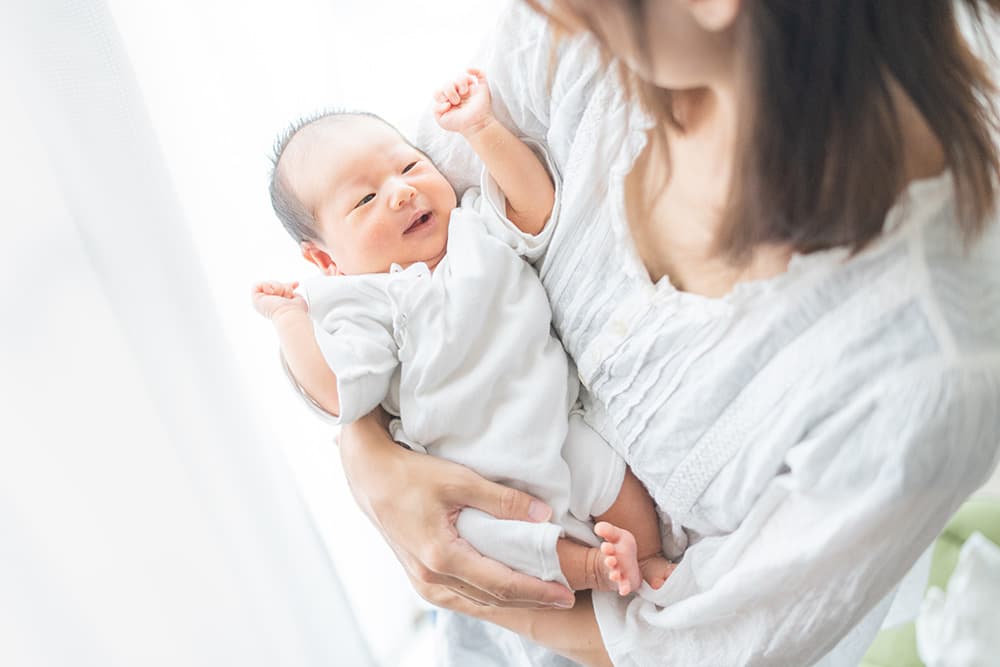 赤ちゃんの抱っこの仕方について~「縦抱き」「横抱き」の方法と注意点について解説!~ | 0歳からの幼児教室【ベビーパーク】