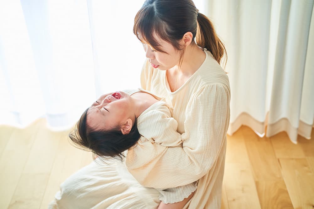 赤ちゃんの抱っこの仕方について~「縦抱き」「横抱き」の方法と注意点について解説!~ | 0歳からの幼児教室【ベビーパーク】