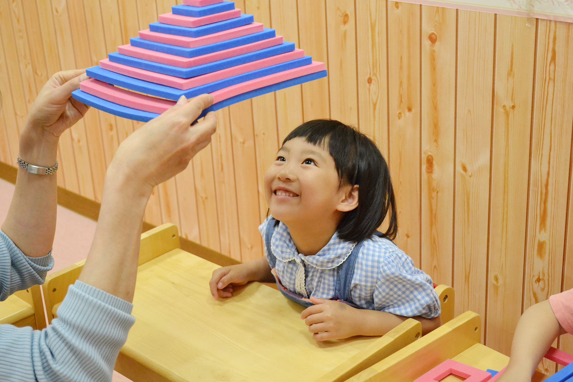 ①キッズアカデミーは特別な教材を使って、お子さまの『知能』＝【考える力】と【覚える力】を集中強化する新しいタイプの教室です。